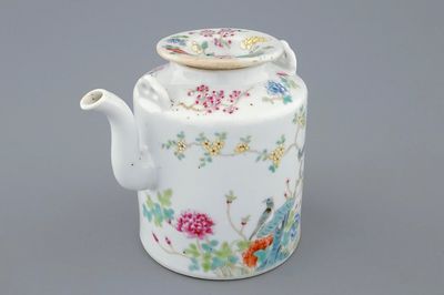 Une théière et son couvercle en porcelaine de Chine famille rose, marque et période de Xianfeng
