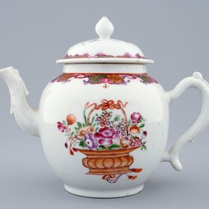 Une théière et son couvercle en porcelaine de Chine famille rose, Qianlong, 18ème — photo 2