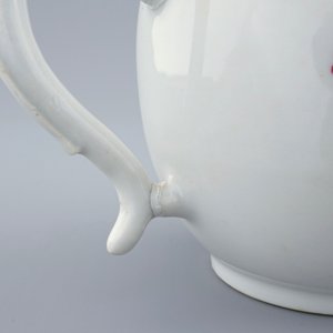 Une théière et son couvercle en porcelaine de Chine famille rose, Qianlong, 18ème — photo 5