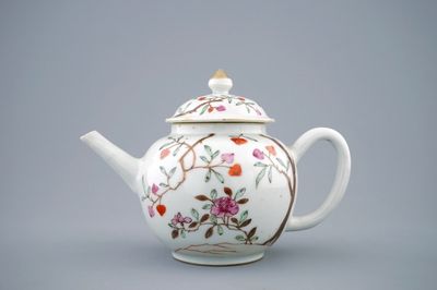 Une théière et son couvercle en porcelaine de Chine famille rose, Qianlong, 18ème