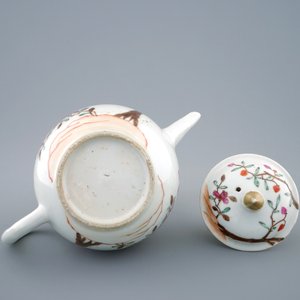 Une théière et son couvercle en porcelaine de Chine famille rose, Qianlong, 18ème — photo 6