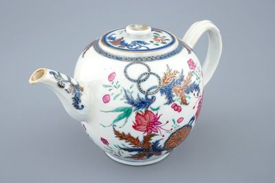 Une théière et son couvercle en porcelaine de Chine famille rose, Qianlong, 18ème