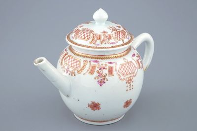 Une théière et son couvercle en porcelaine de Chine famille rose, Qianlong