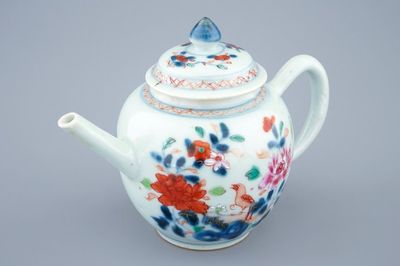 Une théière et son couvercle en porcelaine de Chine famille rose, Qianlong