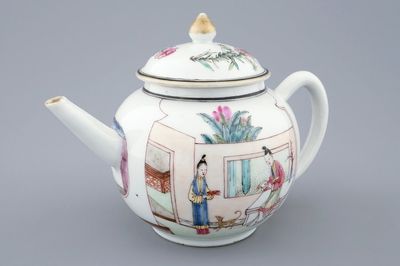 Une théière et son couvercle en porcelaine de Chine famille rose, Yongzheng, 1723-1735
