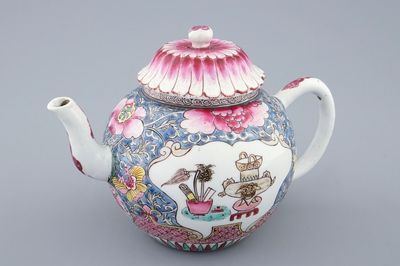 Une théière et son couvercle en porcelaine de Chine famille rose, Yongzheng, 1723-1735
