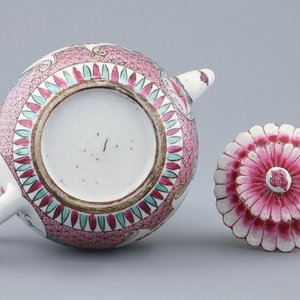 Une théière et son couvercle en porcelaine de Chine famille rose, Yongzheng, 1723-1735 — photo 3