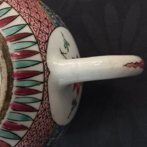 Une théière et son couvercle en porcelaine de Chine famille rose, Yongzheng, 1723-1735 — photo 8