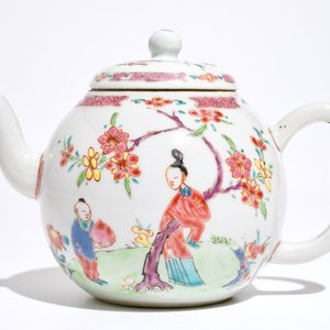 Une théière et son couvercle en porcelaine de Chine famille rose, Yongzheng — photo 1