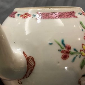 Une théière et son couvercle en porcelaine de Chine famille rose, Yongzheng — photo 15