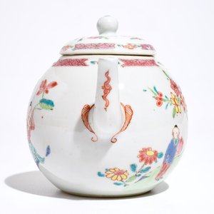 Une théière et son couvercle en porcelaine de Chine famille rose, Yongzheng — photo 2