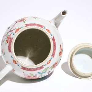 Une théière et son couvercle en porcelaine de Chine famille rose, Yongzheng — photo 5