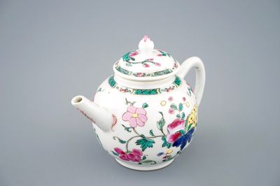 Une théière et son couvercle en porcelaine de Chine famille rose, Yongzheng/Qianlong