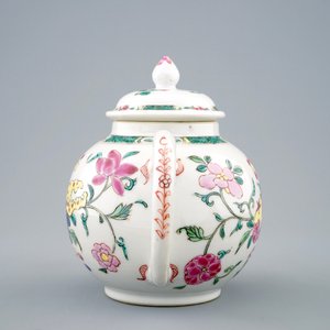Une théière et son couvercle en porcelaine de Chine famille rose, Yongzheng/Qianlong — photo 5