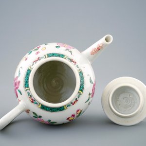 Une théière et son couvercle en porcelaine de Chine famille rose, Yongzheng/Qianlong — photo 6