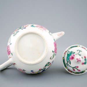 Une théière et son couvercle en porcelaine de Chine famille rose, Yongzheng/Qianlong — photo 7