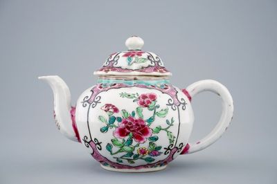 Une théière et son couvercle en porcelaine de Chine famille rose, Yongzheng/Qianlong