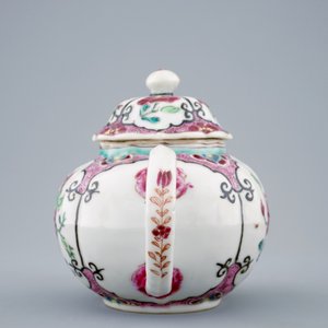 Une théière et son couvercle en porcelaine de Chine famille rose, Yongzheng/Qianlong — photo 3