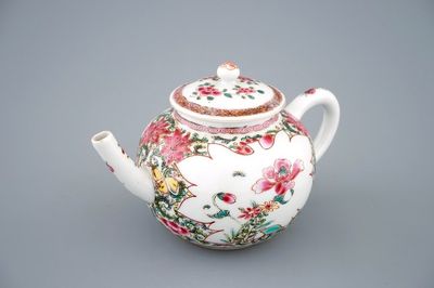Une théière et son couvercle en porcelaine de Chine famille rose, Yongzheng/Qianlong