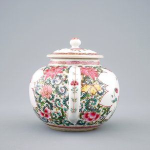 Une théière et son couvercle en porcelaine de Chine famille rose, Yongzheng/Qianlong — photo 5