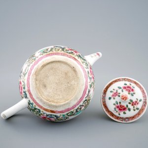 Une théière et son couvercle en porcelaine de Chine famille rose, Yongzheng/Qianlong — photo 7