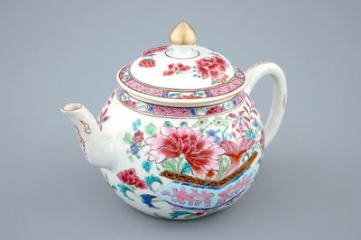 Une théière et son couvercle en porcelaine de Chine famille rose, Yongzheng/Qianlong