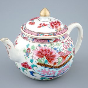 Une théière et son couvercle en porcelaine de Chine famille rose, Yongzheng/Qianlong — photo 1