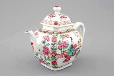 Une théière et son couvercle en porcelaine de Chine famille rose, Yongzheng/Qianlong