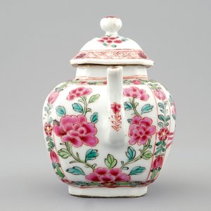 Une théière et son couvercle en porcelaine de Chine famille rose, Yongzheng/Qianlong — photo 3