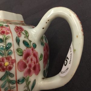 Une théière et son couvercle en porcelaine de Chine famille rose, Yongzheng/Qianlong — photo 8