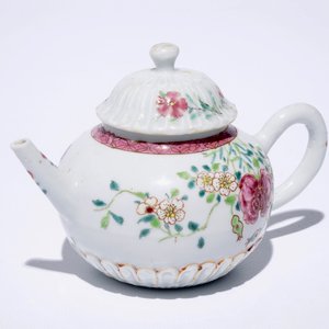 Une théière et son couvercle en porcelaine de Chine famille rose, Yongzheng — photo 7