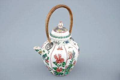 Une théière et son couvercle en porcelaine de Chine famille verte à anse remplacée, Kangxi
