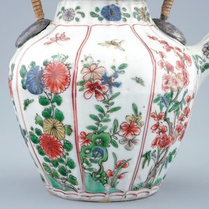Une théière et son couvercle en porcelaine de Chine famille verte à anse remplacée, Kangxi — photo 4