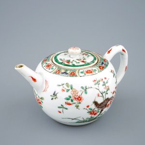 Une théière et son couvercle en porcelaine de Chine famille verte, Kangxi — photo 1