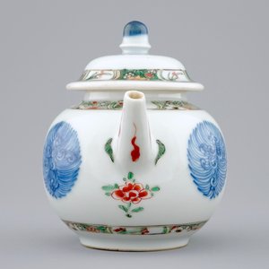 Une théière et son couvercle en porcelaine de Chine famille verte, Kangxi — photo 3