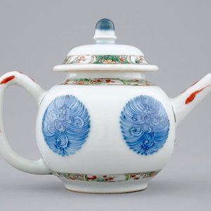 Une théière et son couvercle en porcelaine de Chine famille verte, Kangxi — photo 4