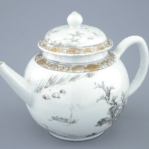 Une théière et son couvercle en porcelaine de Chine grisaille et doré, Yongzheng/Qianlong — photo 1