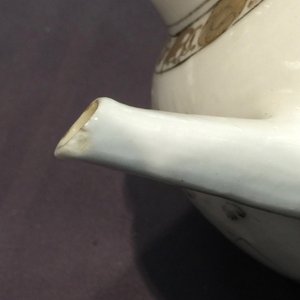 Une théière et son couvercle en porcelaine de Chine grisaille et doré, Yongzheng/Qianlong — photo 4