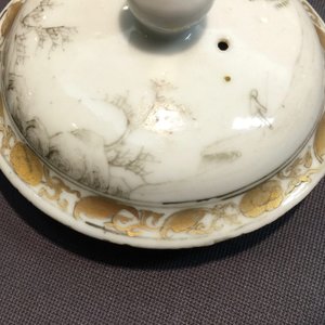 Une théière et son couvercle en porcelaine de Chine grisaille et doré, Yongzheng/Qianlong — photo 7