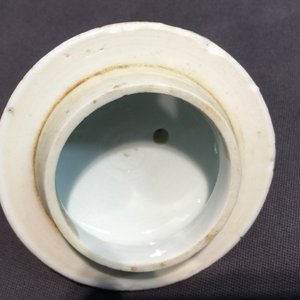 Une théière et son couvercle en porcelaine de Chine grisaille et doré, Yongzheng/Qianlong — photo 9