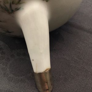 Une théière et son couvercle en porcelaine de Chine grisaille-rose montée en argent, Yongzheng — photo 11