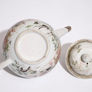 Une théière et son couvercle en porcelaine de Chine grisaille-rose montée en argent, Yongzheng — photo 6