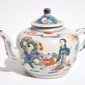 Une théière et son couvercle en porcelaine de Chine wucai, 19ème — photo 1