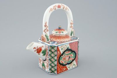 Une théière et son couvercle en porcelaine Imari de Japon, 18ème