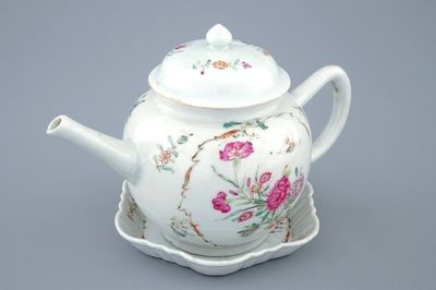 Une théière et son couvercle sur présentoir en porcelaine de Chine famille rose, Qianlong, 18ème