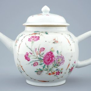 Une théière et son couvercle sur présentoir en porcelaine de Chine famille rose, Qianlong, 18ème — photo 5