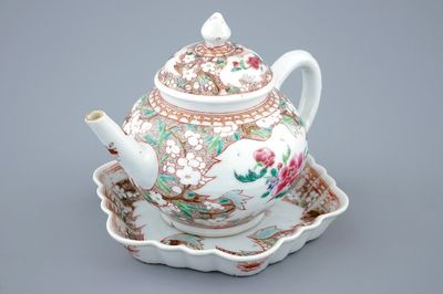 Une théière et son couvercle sur présentoir en porcelaine de Chine famille rose, Qianlong, 18ème