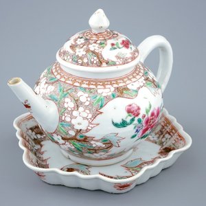 Une théière et son couvercle sur présentoir en porcelaine de Chine famille rose, Qianlong, 18ème — photo 1