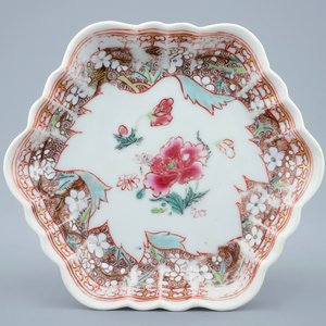 Une théière et son couvercle sur présentoir en porcelaine de Chine famille rose, Qianlong, 18ème — photo 2