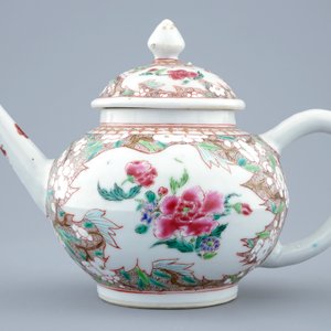 Une théière et son couvercle sur présentoir en porcelaine de Chine famille rose, Qianlong, 18ème — photo 4